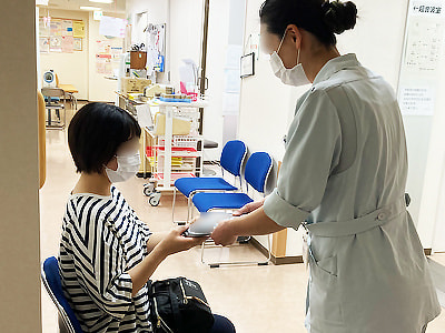 婦人科外来受診者と産後悪露がある女性に向けた大手メーカー最大サイズ夜用ナプキンのサンプリング事例