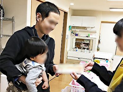 1歳児の保護者に向けた育休取得奨励金制度紹介チラシのサンプリング事例