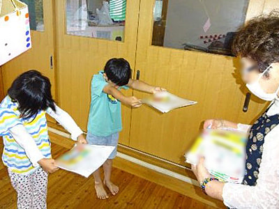幼稚園と保育園での新発売のどうぶつの形をしたグミのお楽しみセットのサンプリング事例1