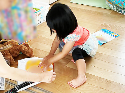 妊産婦と小児科患者保護者に向けた共済資料請求リーフレットと人気キャラクターのミニタオルのサンプリング事例(第3弾)4