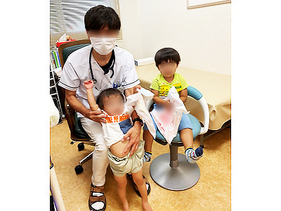妊産婦と小児科患者保護者に向けた共済資料請求リーフレットと人気キャラクターのミニタオルのサンプリング事例(第3弾)3