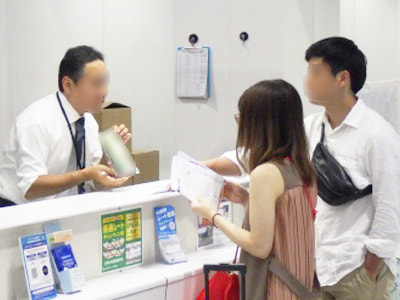 空気が乾燥しやすいビジネスホテルと飛行機の利用者に向けたのど飴のサンプリング事例3