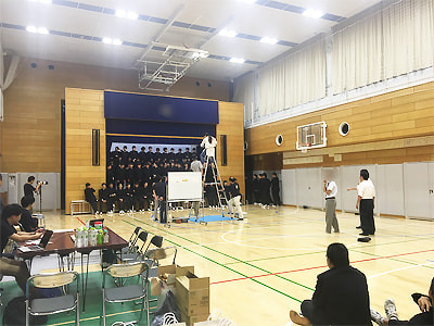 日本女性の社会進出が世界に比べて遅れていることを風刺で伝える写真撮影イベントの実施事例1