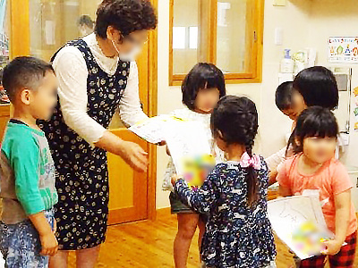 幼稚園と保育園での新発売のどうぶつの形をしたグミのお楽しみセットのサンプリング事例