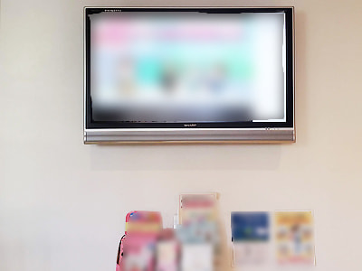 受付からお会計までの待機時間が長い産婦人科待合室での紙おむつブランド広告の放映事例2