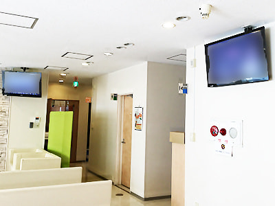 受付からお会計までの待機時間が長い産婦人科待合室での紙おむつブランド広告の放映事例1