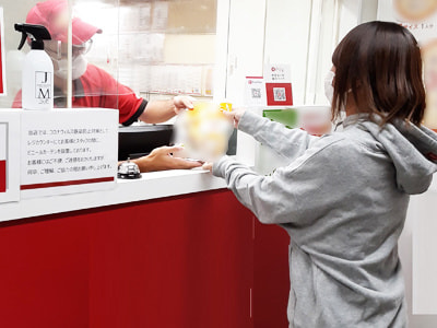 ピザのデリバリーと店舗受け取り時における世界的有名フルーツのサンプリング事例2