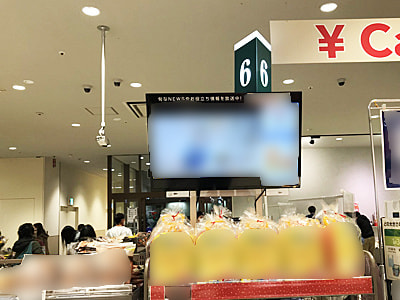 GMS食品売場サイネージでの大手食品メーカーのポタージュ発売周年記念キャンペーン放映事例1