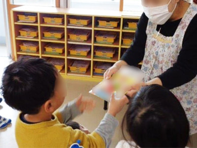 動物の形をしたグミと商品紹介リーフレットを園児に、絵本を幼稚園/保育園へ寄贈したサンプリング事例1