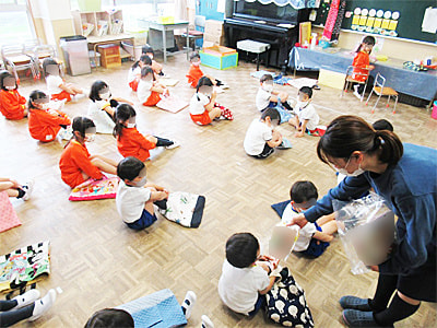 動物の形をしたグミと商品紹介リーフレットを園児に、絵本を幼稚園/保育園へ寄贈したサンプリング事例4