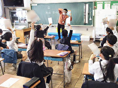 小学校での子どもの成長に欠かせない栄養素が含まれた粉末タイプ成長サポート飲料のサンプリング事例2