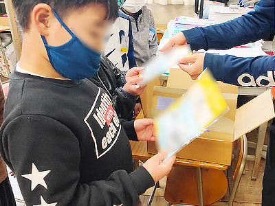 小学校での子どもの成長に欠かせない栄養素が含まれた粉末タイプ成長サポート飲料のサンプリング事例1