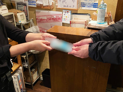 居酒屋スタッフと利用客に向けた薬用マウスウォッシュのサンプリング事例1