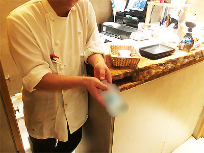 居酒屋スタッフと利用客に向けた薬用マウスウォッシュのサンプリング事例3