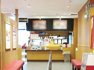 ファミリーに人気の大手飲食店チェーン待合室モニターでの保険見直し告知の映像放映事例1