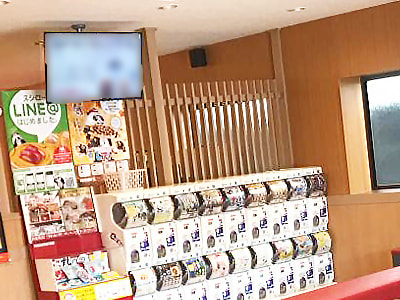 ファミリーに人気の大手飲食店チェーン待合室モニターでの保険見直し告知の映像放映事例2