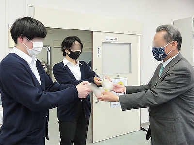 専門学校の生徒に向けてリニューアルされたコーヒー味の清涼飲料水のサンプリング事例3
