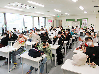 専門学校の生徒に向けてリニューアルされたコーヒー味の清涼飲料水のサンプリング事例4