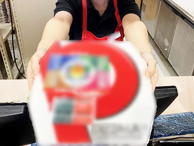 大手ピザチェーンを活用し認知拡大と視聴者獲得を狙った新番組のオリジナルステッカーのサンプリング事例1