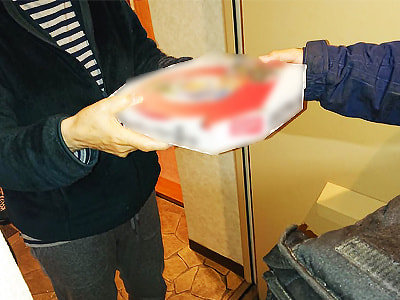 大手ピザチェーンを活用し認知拡大と視聴者獲得を狙った新番組のオリジナルステッカーのサンプリング事例4