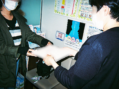 皮膚科に通院中の女性患者に向けた乳酸菌生まれのスキンケア試供品セットのサンプリング事例1