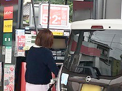 セルフガソリンスタンドにおける「交通事故ゼロ」を目指すまちの交通安全啓発映像放映事例