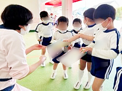 幼稚園・保育園の園児に向けたどうぶつの形をしたグミと商品紹介リーフレットのサンプリング事例(第3弾)2