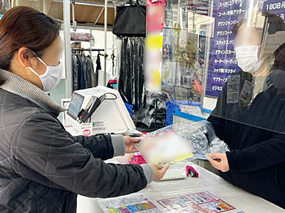 クリーニング店とゴルフ場利用客に向けたラーメン有名店監修鍋つゆのサンプリング事例1
