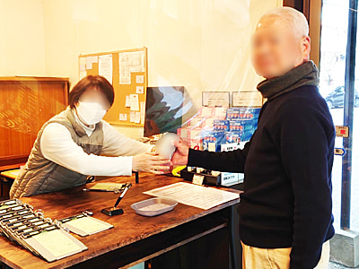 ゴルフ練習場利用者に向けた話題のアルコール新ジャンル賞品のサンプリング事例1