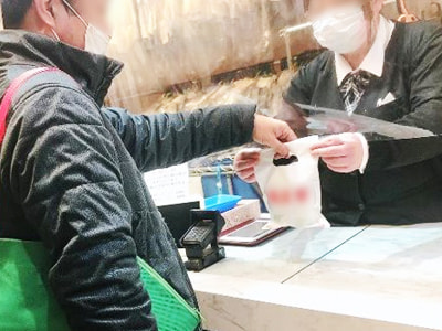 家庭の購買動機に大きな影響力を持つ主婦層が利用するクリーニング店での日本酒のサンプリング事例4