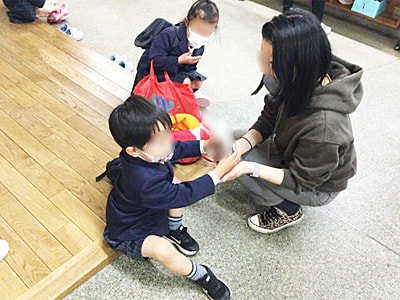 幼稚園と保育園の園児および保護者に向けた特産ブランド米と商品紹介リーフレットのサンプリング事例1