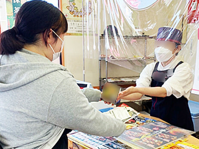 持ち帰り専門の寿司店における新フレーバー納豆のサンプリング事例1