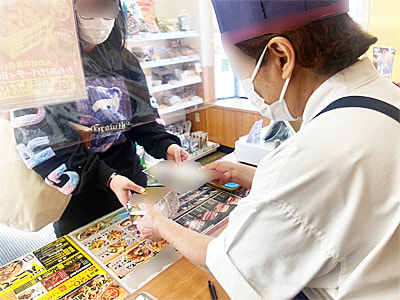 持ち帰り専門の寿司店における新フレーバー納豆のサンプリング事例4