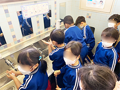 子どもへの感染が広がり始めたコロナ禍での泡ハンドソープのタッチ&トライ事例1