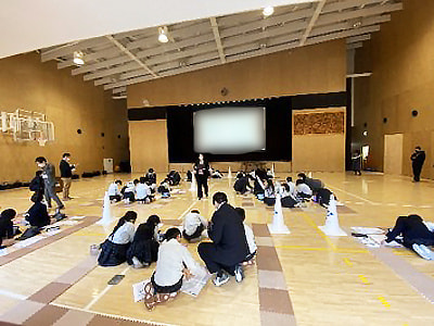 小学校とアーティストをオンラインで繋ぎプログラミングと合奏を行うリモート型イベントの実施事例