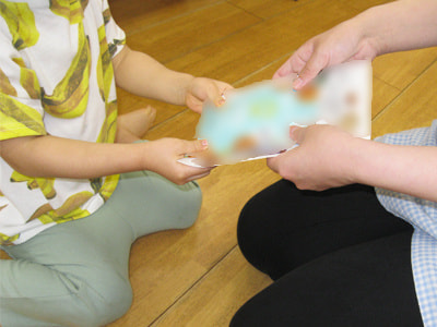 保育園に子どもを預ける忙しいパパママに向けた話題のへりしークッキーのサンプリング事例1