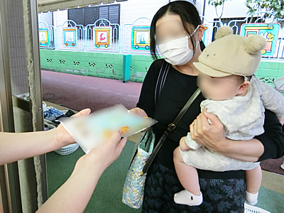 保育園に子どもを預ける忙しいパパママに向けた話題のへりしークッキーのサンプリング事例4