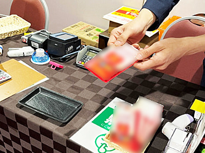 歌舞伎座を利用する60代以上の男女に向けた必須アミノ酸配合の健康補助食品のサンプリング事例3