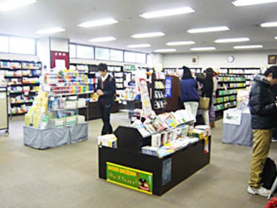 大学内書店での袋同梱広告2