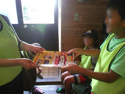 小学校の視力低下傾向にある児童に向けたアイケアに関する啓蒙冊子サンプリング事例2