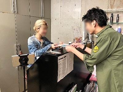 おしゃれバーバーに来店する男性に向けた2種類のシェービングジェルサンプリング事例1
