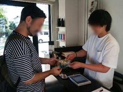 おしゃれバーバーに来店する男性に向けた2種類のシェービングジェルサンプリング事例2