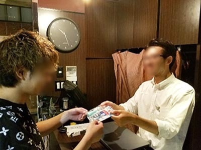 おしゃれバーバーに来店する男性に向けた2種類のシェービングジェルサンプリング事例4