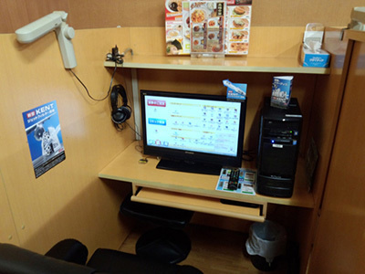 インターネットカフェでの個室ブースPOP設置・ポスター掲出1