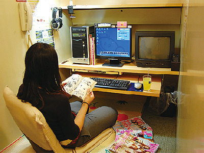 インターネットカフェでの個室ブースPOP設置・ポスター掲出2