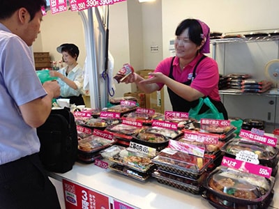 都心の大型オフィスビルでのチルド飲料サンプリング事例1