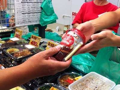 都心の大型オフィスビルでのチルド飲料サンプリング事例3