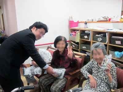 老人ホーム入居者に向への海苔のりサンプリング実績1