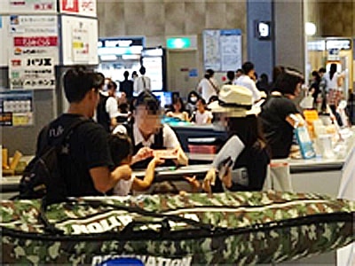 空港チェックインカウンターでのトレーディングカードサンプリング事例2
