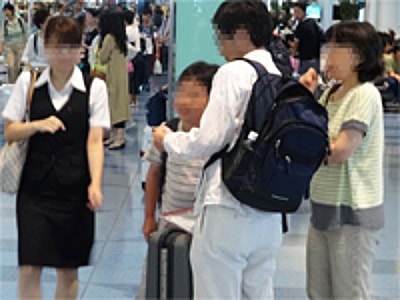 空港チェックインカウンターでのトレーディングカードサンプリング事例3